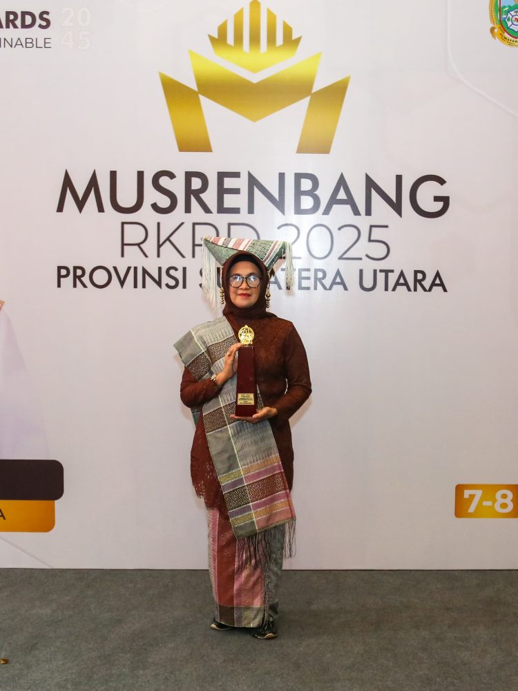 Wali Kota Pematang Siantar menerima penghargaan terbaik 1 Pembangunan Daerah Provinsi Sumut 2024. ( Nawasenanews/Ist)