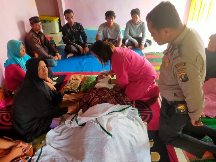 Petugas Kepolisian dan pihak medis saat memeriksa kondisi Maruli Purba (62) yang ditemukan meninggal dunia saat bekerja di Kebun coklat warga Simalungun.( Nawasenanews/ Ist)