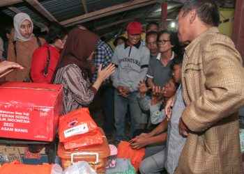 Wali Kota Pematangsiantar memberikan bantuan kepada korban kebakaran di Jalan Tualang.,Kelurahan Kahean, Siantar Utara.(Nawasenanews/ Ist)