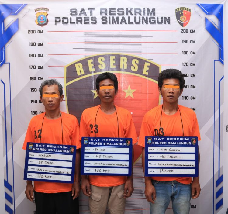 Tiga orang warga lokal yang ditangkap Polres Simalungun karena menjadi ninja sawit dan telah menyerang sekuriti kebun dengan bom molotov. ( Nawasenanews/ Ist)