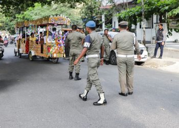 Petugas Satpol PP Kota Pematangsiantar bersama instansi terkait yakni Dishub dan Kominfo menertibkan Odong - odong yang dinilai mengganggu kenyamanan dengan membuat kesepakatan bersama dengan pengusaha odong - odong.( Nawasenanews/ Ist)