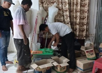 Anggota Reskrim Polsek Perdagangan melakukan penyelidikan dan pengecekan ke lokasi kediaman milik Jadiaman Purba yang dilaporkan menjadi penulis togel.(Nawasenanews/ Ist)
