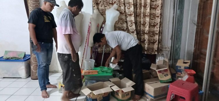 Anggota Reskrim Polsek Perdagangan melakukan penyelidikan dan pengecekan ke lokasi kediaman milik Jadiaman Purba yang dilaporkan menjadi penulis togel.(Nawasenanews/ Ist)