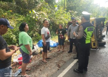 Petugas Sat Lantas Polres Simalungun saat membantu mengevakuasi korban Bus PT Lalupa Karona yang terguling di Harangan Ganjang Kecamatan Girsang Sipangan Bolon jalur lintas Parapat. ( Nawasenanews/ Ist)