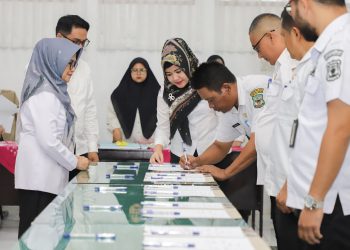 Para camat menandatangani berita acara penyerahan Daftar Himpunan Ketetapan Pajak dan SPPT PBB tahun 2024 di Ruang Serbaguna Pemko Pematangsiantar, Rabu (13/3/2024).(Nawasenanews/ Ist)