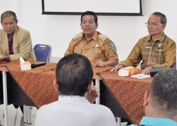 Bupati Simalungun didampingi Camat Bandar, Tagon Sihotang menggelar pertemuan silaturahmi untuk berdiskusi dengan para tokoh masyarakat tentang apa yang harus dilakukan untuk membangun Simalungun ke depannya. ( Nawasenanews/Ist)