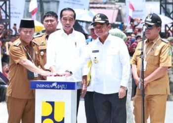 Bupati Simalungun bersama Pj.Gubsu mendampingi Presiden Jokowi meresmikan Pelaksanaan Inpres Perbaikan Jalan untuk 30 ruas jalan sepanjang 209 Km yang ada di 18 kabupaten dan kota di Sumatera Utara yang dipusatkan di Jalan DI Panjaitan Tanjung balai.( Nawasenanews/ Ist)