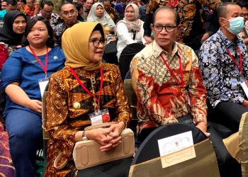 Wali Kota Pematangsiantar dr Susanti ( kiri) saat menghadiri rakor persiapan pengadaan ASN bersama MenPAN- RB di Jakarta.(Nawasenanews/Ist)