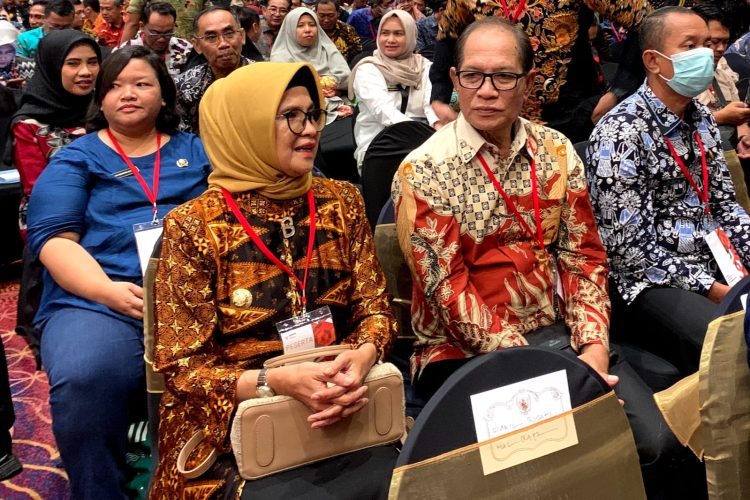 Wali Kota Pematangsiantar dr Susanti ( kiri) saat menghadiri rakor persiapan pengadaan ASN bersama MenPAN- RB di Jakarta.(Nawasenanews/Ist)