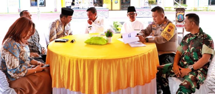 Bupati Simalungun dan Wakil Bupati duduk semeja dengan Forkopimda saat rapat koordinasi bulan Ramadhan.(Nawasenanews/ Ist)