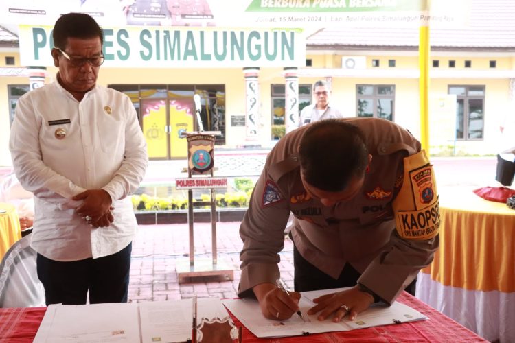 Kapolres Simalungun menandatangani naskah perjanjian hibah daerah dengan Pemkab Simalungun yang ditandatangi oleh Bupati Simalungun Radiapoh Hasiholan Sinaga di Lapangan Polres Simalungun di Pematang Raya, Jumat (15/3/2024). ( Nawasenanews/ Ist)