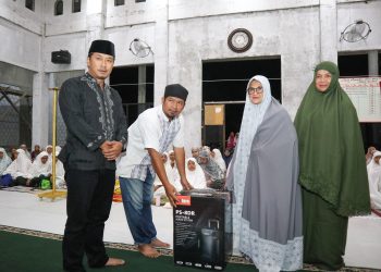 dr Susanti didampingi Ketua Komite Olahraga Masyarakat Indonesia (KORMI) Kota Pematangsiantar Aprial Muhammad Rizaldi Ginting SH juga menyerahkan satu unit speaker aktif untuk masjid Al- Ikhlas Karangsari Permai.( Nawasenanews/ Ist)