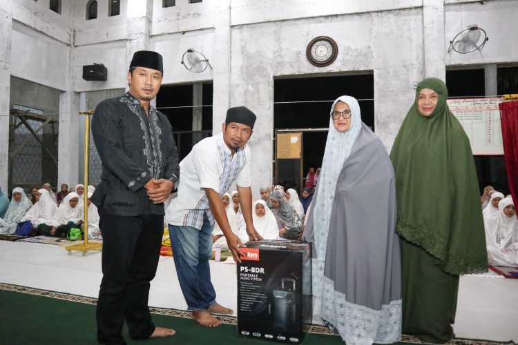 dr Susanti didampingi Ketua Komite Olahraga Masyarakat Indonesia (KORMI) Kota Pematangsiantar Aprial Muhammad Rizaldi Ginting SH juga menyerahkan satu unit speaker aktif untuk masjid Al- Ikhlas Karangsari Permai.( Nawasenanews/ Ist)