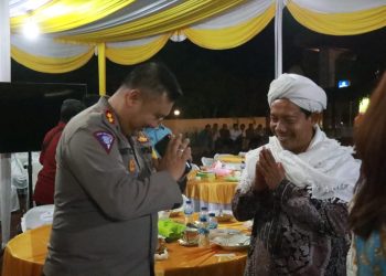 Kapolres Simalungun saling memberi salam hormat dengan Tuan Guru Bajoga dari pesantren Darul Hikmah Syakh Karimudin saat hadir pada acara buka puasa bersama di halaman Polres Simalungun,Pematang Raya. (Nawasenanews/ Ist)