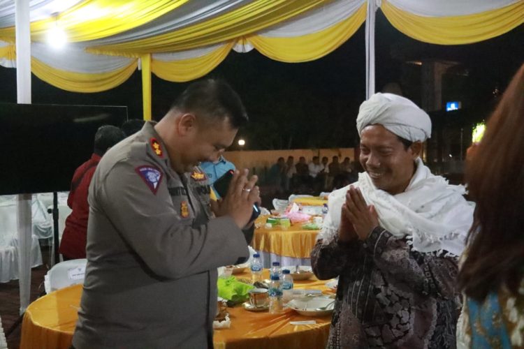 Kapolres Simalungun saling memberi salam hormat dengan Tuan Guru Bajoga dari pesantren Darul Hikmah Syakh Karimudin saat hadir pada acara buka puasa bersama di halaman Polres Simalungun,Pematang Raya. (Nawasenanews/ Ist)