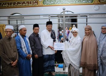 Wali Kota Pematangsiantar menyerahkan bantuan dan santunan kepada anak yatim di Masjid Nurul Iman usai sholat Isya dan Tarawih. ( Nawasenanews/ Ist)