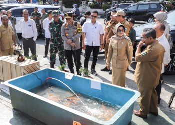 Walikota Pematangsiantar, Dandim 0207/ Simal serta Kapolres Pematangsiantar saat membuka pasar murah yang menyediakan sembako juga ikan nila dan ikan mas dengan harga di bawah harga pasar. ( Nawasenanews/ Ist)