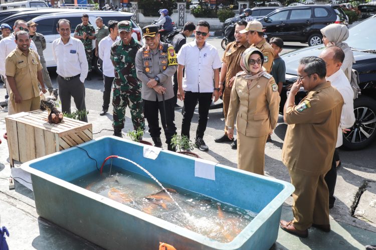 Walikota Pematangsiantar, Dandim 0207/ Simal serta Kapolres Pematangsiantar saat membuka pasar murah yang menyediakan sembako juga ikan nila dan ikan mas dengan harga di bawah harga pasar. ( Nawasenanews/ Ist)