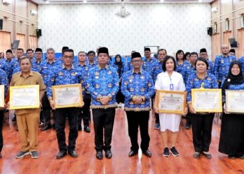 Sejumlah pimpinan perangkat daerah atau yang mewakili foto bersama dengan Bupati Simalungun dan wakil usai menerima Piagam Penghargaan dari Lembaga Ombudsman dan dari KemenPan- RB di Balai Harungguan Pematang Raya, Senin (18/3/2024). ( Nawasenanews/ Ist)