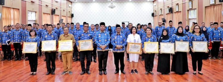 Sejumlah pimpinan perangkat daerah atau yang mewakili foto bersama dengan Bupati Simalungun dan wakil usai menerima Piagam Penghargaan dari Lembaga Ombudsman dan dari KemenPan- RB di Balai Harungguan Pematang Raya, Senin (18/3/2024). ( Nawasenanews/ Ist)