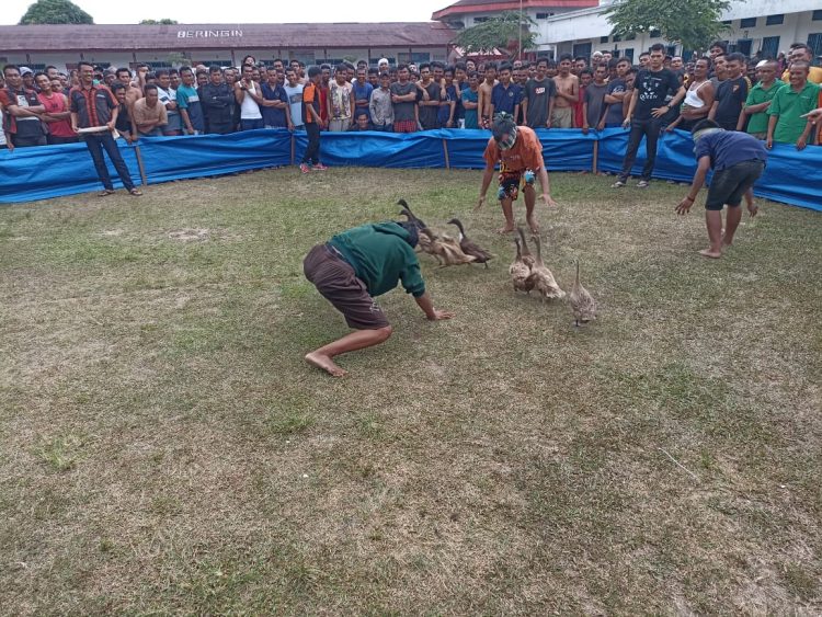 Para warga binaan yang merupakan peserta tangkap bebek dengan mata tertutup berusaha menangkap kembali hewan tersebut saat ngabuburit di halaman Lapas Kelas IIA Pematangsiantar. ( Nawasenanews/Ist)