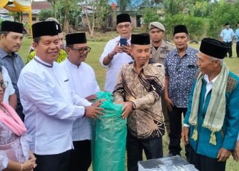 Bupati Simalungun dan Wakil Bupati menyerahkan sajadah panjang kepada pengurus Masjid saat acara buka puasa bersama masyarakat Gunung Maligas.(Nawasenanews/ Ist)