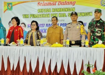 Ketua TP PKK Simalungun bersama tim penggerak PKK lainnya hadir di Nagori Naga Jaya I untuk melakukan supervisi TP PKK di desa tersebut. ( Nawasenanews/ Ist)