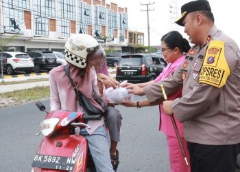 Kapolres Simalungun dan Ketua Bhayangkari Cabang Simalungun, Ny. Rina Choky Meliala saat membagikan takjil gratis di depan MUi Jalan asahan, Rabu (20/3/2024) sore. ( Nawasenanews/ Ist)