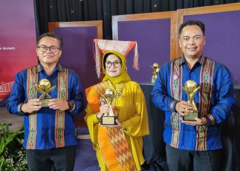 dr Susanti ( tengah) saat menerima Top BUMD Award di Jakarta. ( Nawasenanews/ Ist)