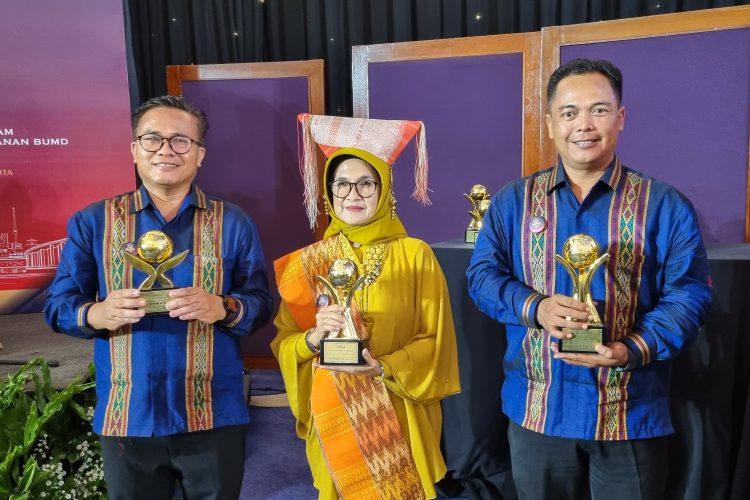 dr Susanti ( tengah) saat menerima Top BUMD Award di Jakarta. ( Nawasenanews/ Ist)