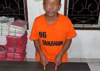 Tersangka berinisial "RS" alias LaLi, berusia 57 tahun yang ditangkap oleh Polsek Perdagangan Polres Simalungun atas dugaan keterlibatannya dalam transaksi narkoba jenis sabu sabu. (Nawasenanews/ Ist)