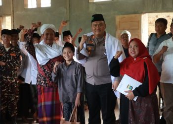 Kapolres Simalungun AKBP Choky Sentosa Meliala, SIK SH MH didaulat sebagai bagian dari Keluarga besar atau Keluarga Kehormatan Pondok Pesantren Darul Hikmah oleh Pimpinan Pondok Pesantren Darul Hikmah Tuan Guru Syekh Karimuddin MPd saat kunjungan kerjanya ke Bah Joga Utara.(Nawasenanews/ Ist)