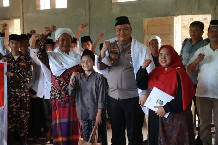 Kapolres Simalungun AKBP Choky Sentosa Meliala, SIK SH MH didaulat sebagai bagian dari Keluarga besar atau Keluarga Kehormatan Pondok Pesantren Darul Hikmah oleh Pimpinan Pondok Pesantren Darul Hikmah Tuan Guru Syekh Karimuddin MPd saat kunjungan kerjanya ke Bah Joga Utara.(Nawasenanews/ Ist)