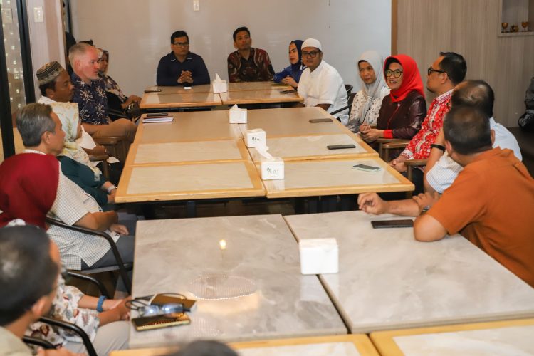 Wali kota Pematangsiantar diskusi bersama USAID IUWASH sembari berbuka puasa di Vife Cafe. (Nawasenanews/ ist)