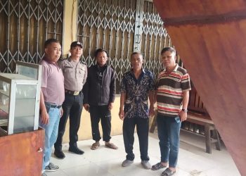 Sebanyak 4 personil Polsek Saribudolok saat mendatangi Rumah Petra yang diinformasikan membuka judi ketangkasan tembak ikan. ( Nawasenanews/ Ist)