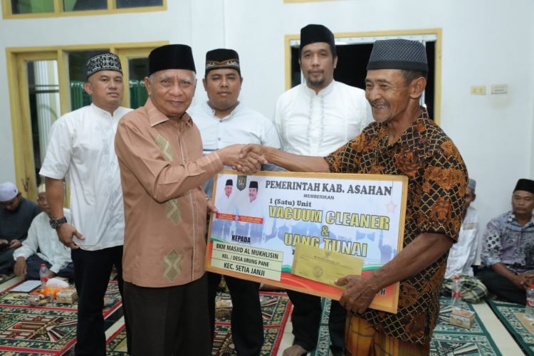 Keterangan Foto : Bupati Asahan H. Surya, B.Sc saat mengawali Safari Ramadhan 1445 H di Masjid Al Mukhlisin Urung Pane Setia Janji.(Ist)