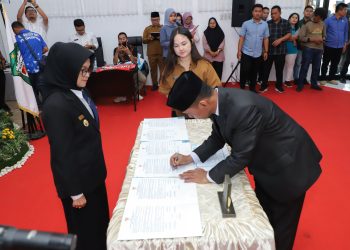Setelah pelantikan, Junaedi Sitanggang menandatangani Pakta Integritas dan berita acara. ( Nawasenanews/Ist)