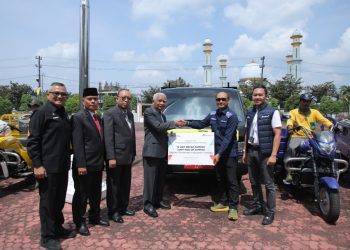 Keterangan Foto: Bupati Asahan H. Surya, B.Sc saat menerima bantuan Betor dan mobil pengangkut sampah dari PT Inalum Persero. (Ist)