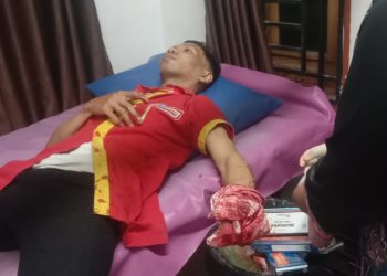 Karyawan Alfamart Awalluddin korban pembacokan oleh perampok saat sedang dirawat di UGD RS Murni Teguh Horas Insani.( Nawasenanews/ Ist)