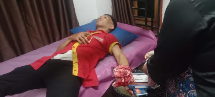 Karyawan Alfamart Awalluddin korban pembacokan oleh perampok saat sedang dirawat di UGD RS Murni Teguh Horas Insani.( Nawasenanews/ Ist)