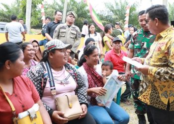 Bupati Simalungun berdialog dengan masyarakat Silou Kahean saat Pemkab Simalungun menggelar pelayanan Adminduk dan Kesehatan. ( Nawasenanews/ Ist)