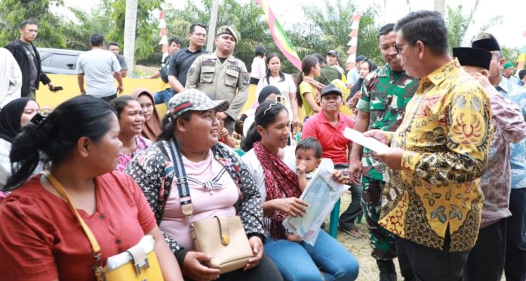 Bupati Simalungun berdialog dengan masyarakat Silou Kahean saat Pemkab Simalungun menggelar pelayanan Adminduk dan Kesehatan. ( Nawasenanews/ Ist)