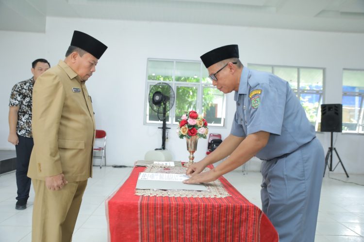 Keterangan Foto : Asisten Umum Drs. Muhili Lubis Asahan saat lantik Kepala UPTD SMP, SD, TK Negeri dan Kepala SPNF SKB Lingkungan Disdik Asahan,(Ist)