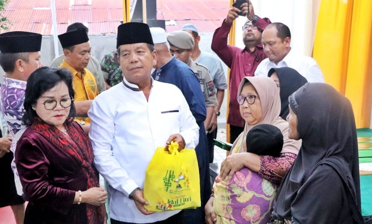 Bupati Simalungun didampingi istri menyerahkan bingkisan kepada masyarakat Karang Bangun saat acara buka puasa bersama, Jumat (22/03/2024).( Beritanusa/ Ist)