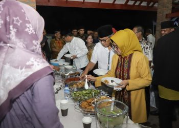 Wali kota Pematangsiantar dan Ketua Dekranasda saat mengambil makanan untuk bersantap malam pada acara buka puasa bersama di Rumah dinas Wali Kota.( Nawasenanews/ Ist)