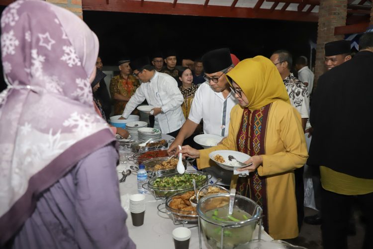 Wali kota Pematangsiantar dan Ketua Dekranasda saat mengambil makanan untuk bersantap malam pada acara buka puasa bersama di Rumah dinas Wali Kota.( Nawasenanews/ Ist)