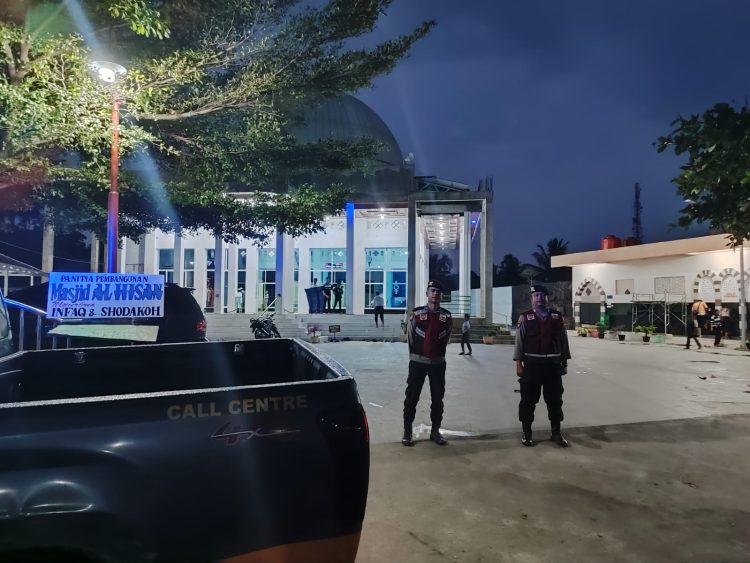 Jaga keamanan wilayah, Sat Samapta Polres Simalungun patroli subuh dan berjaga jaga di sejumlah masjid hingga selesai sholat subuh. ( Nawasenanews/Ist)