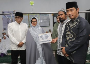 Wali Kota Pematangsiantar menyerahkan dana hibah Pemko sebesar Rp50 juta kepada nazir Masjid Taqwa As Sholeh didampingi Ketua Dekranasda HKusma Erizal Gonting dan Ketua Kormi Aprial Muhammad Rizaldi Ginting. ( Nawasenanews/ Ist)