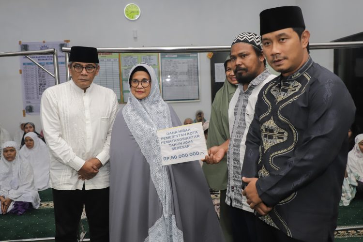 Wali Kota Pematangsiantar menyerahkan dana hibah Pemko sebesar Rp50 juta kepada nazir Masjid Taqwa As Sholeh didampingi Ketua Dekranasda HKusma Erizal Gonting dan Ketua Kormi Aprial Muhammad Rizaldi Ginting. ( Nawasenanews/ Ist)