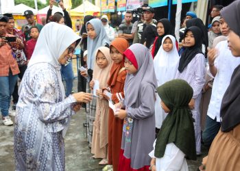 Wali Kota Pematangsiantar memberikan santunan kepada anak yatim piatu pada acara pembukaan Ramadhan Fair di Lapangan Parkir Pariwisata.( Nawasenanews/ Ist)